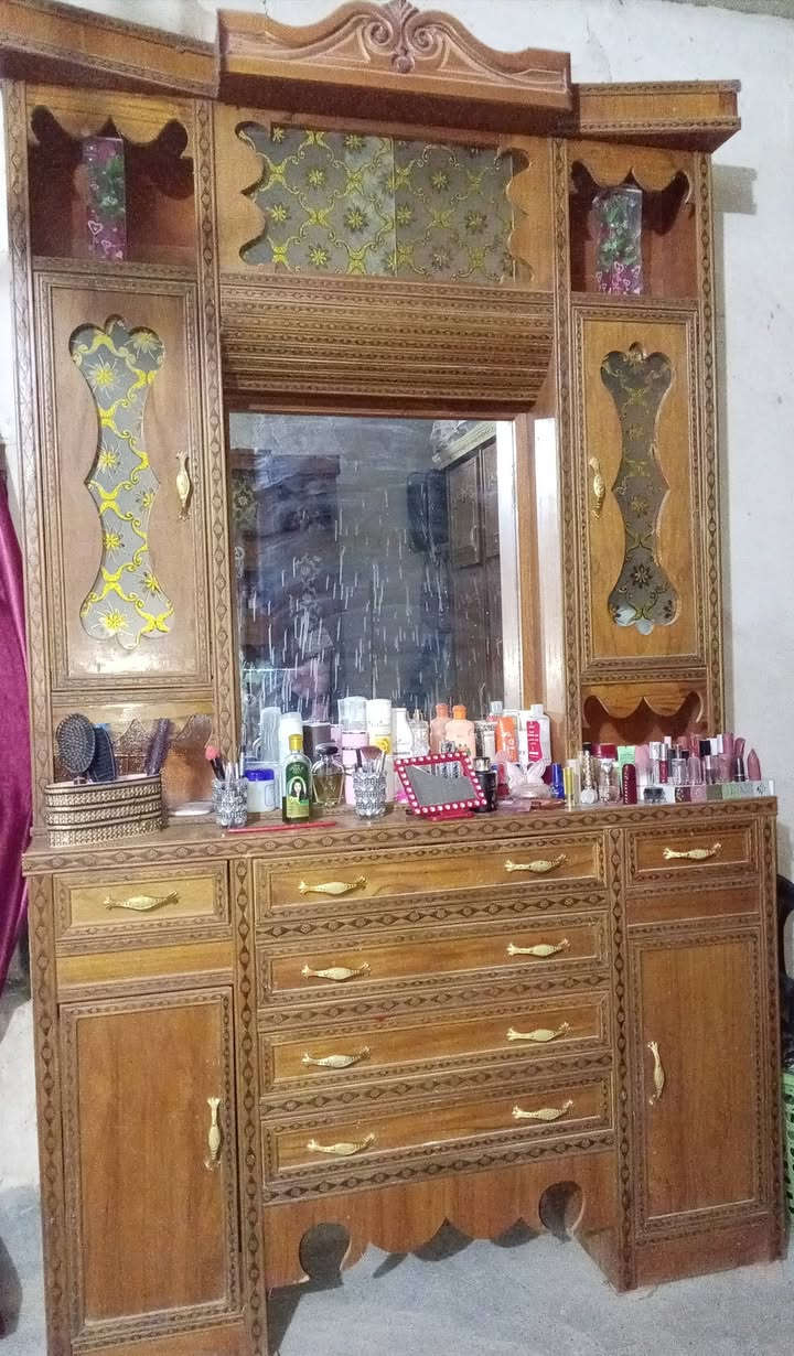 قرفت نوم حطاطه مستعمله سنا والله  حلوه وكلش نضيفه ولسعر خذتا مليونين والله وبيعه مليون 300 وبيه مجال لطيبين وليريد يجي خاص مفتو اربعه وعشرين ساعه
