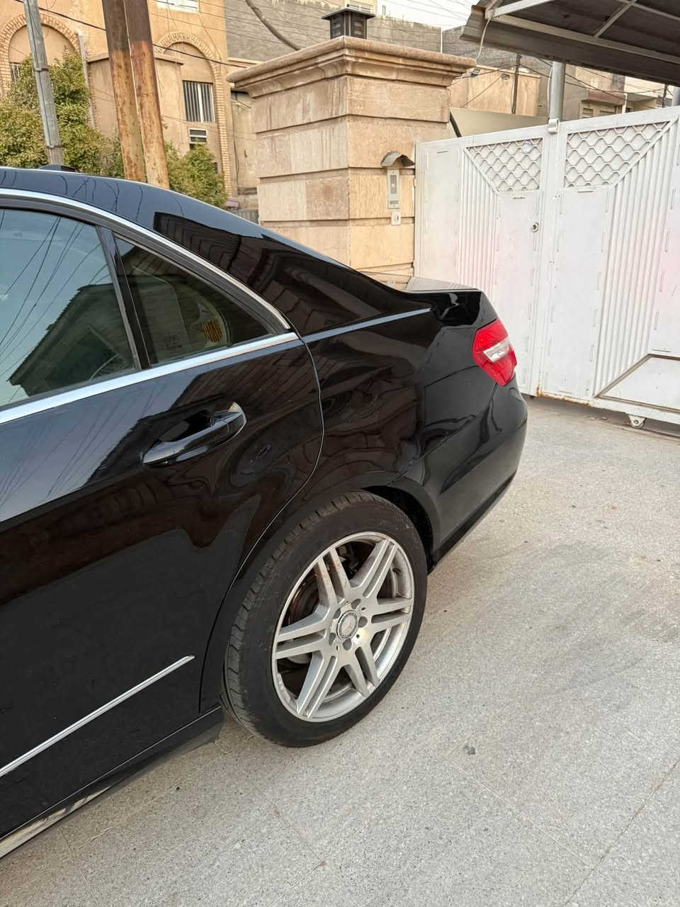 السلام عليكم للبيع او مراوس مارسدس E350 موديل 2010 خليجيه محرك 6 سلندر كير مكينه تبريد صدر تخم تاير كله كامل السياره بدون نقص فول مواصفات بنوراما داخل بيجي حساسات 
 بردات خلفيه بلاد ماشيه 145 الف كيلو رقم بغداد الجديد بسمي هزه جديده السعر 135$ وبيهة مجال مكاني بغداد اليرموك للاتصال ***********
