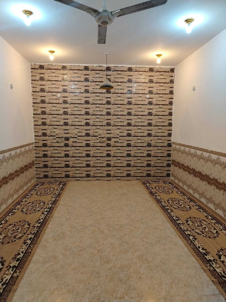 السلام عليكم بيت في منطقه البيضاء قرب الانوار المساحه الكليه 300 متر الاستفسار الرقم /***********
