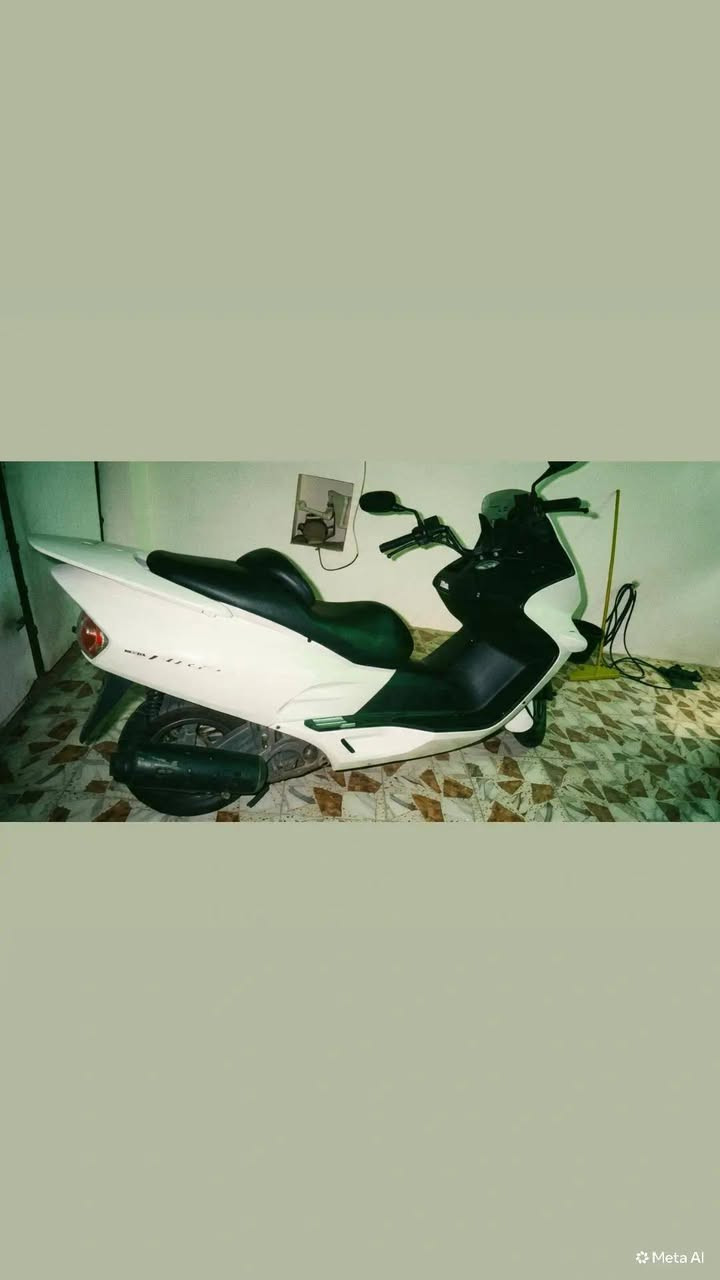 السلام عليكم فورزه 0/6 لبيع دراحه نضيفه صارلهه شهر من مجفته طفيتهه مابيهه شي الصبح جيت اشغلهه ماتشغل  يعني طافيه ابيع السعر 450 ويرهم مراوس  حسب القناعه مكان سامراء وتدللون الرقم *********** ل تصال

نص مكتوب في الصور:
- Meta AI