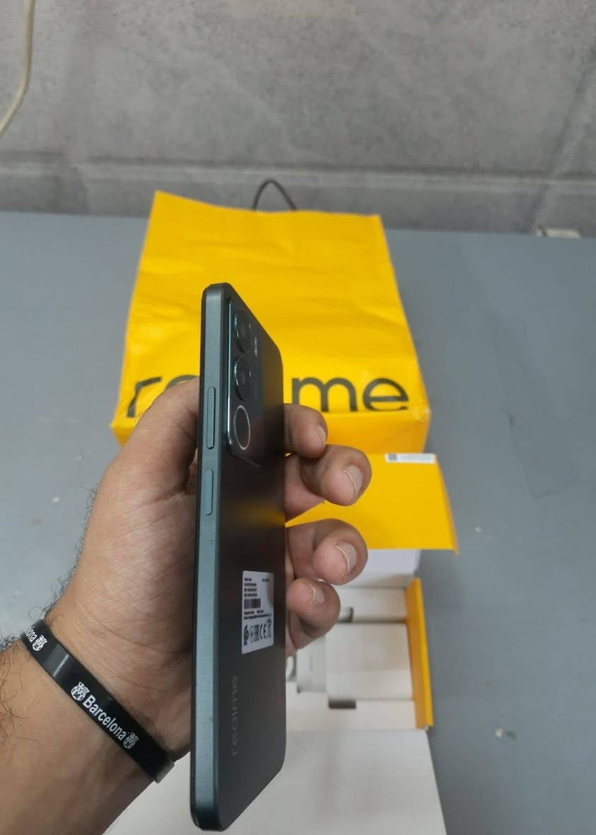 realme C71
*الجهاز نضيف 100% مابي شي*استعمال شهر فقط*جديد بل جيس ما داخل  صيانه الجهاز فتح كارتونة 🌹

*المواصفات:*
*الشاشة*: 6.67 بوصة LCD، دقة HD+ ‏1604×720، تحديث 120Hz
*المعالج*:Snapdragon    T7250 اقوى معالج
*الرام*: 24GB
*التخزين*: 256GB
*الكاميرا*: 64MP + 12MP + 12MP خلفية | 10mp امامية
*البطارية*: 6300mAh - شحن سريع 45w 
*بصمة*: صفح مع زر تشغيل الجهاز
*النظام*: محدث لاخر اصدار 2026  اندرويد 16
*يدعم*:90 فريم ببجي ثابت
مكاني بغداد الكاظمية
سعر الجهاز: 200 الف 
*********** 
يوجد خدمة توصيل بغداد وكل المحافظات العراق
