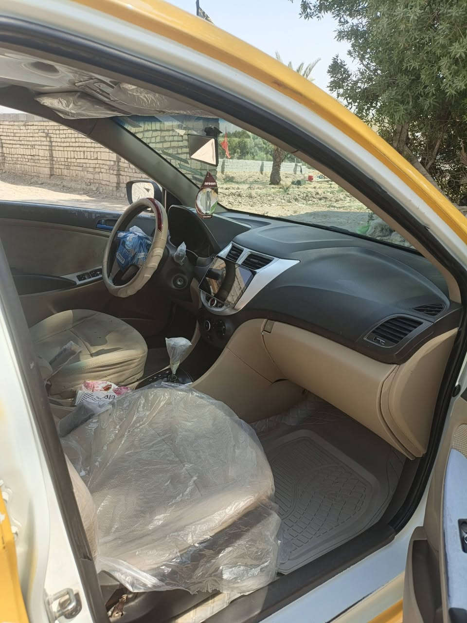 سياره اكسنت موديل 2013 خليجي
مكينه 1600 
سياره بيه جاملغ الخلفي صفحت الصدر 
دحجات بصيطه مابيه ضربه قويه 
حداديه بل جيس تخم تاير ماصرلي 10ايام من شاده 
سياره متعوب عليه تشغل كبل لشارع 
مكاني ديوانيه ***********
سياره انضف من صورر تجي وتشوف بعينك 
سعره 77 راعيه يريد مداور
