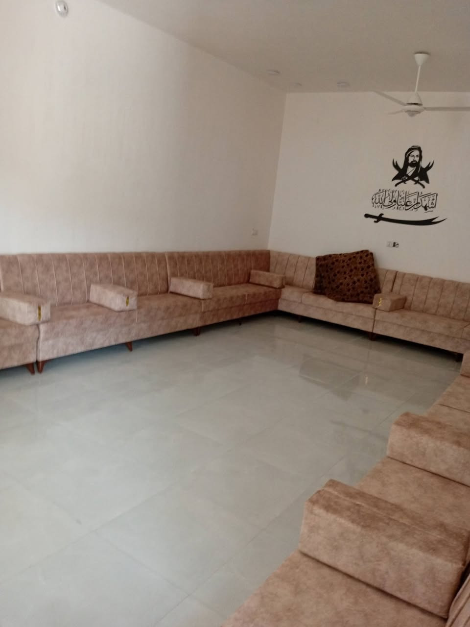 دار للبيع طابو زراعي 360م حي الحوراء قرب الحسينيه مساحه 360م ركن 3شوارع عرض الشارع 7م طابقين الاول يتكون من غرفتين واستقبال وصاله ومطبخ حار وبارد مع مجموعتين صحيات  مع منور وكراج واسع مع حديقه كبيره علما الطابق الثاني غرفتين غير مسقف مساحة البناء 250 م للاستفسار ***********
