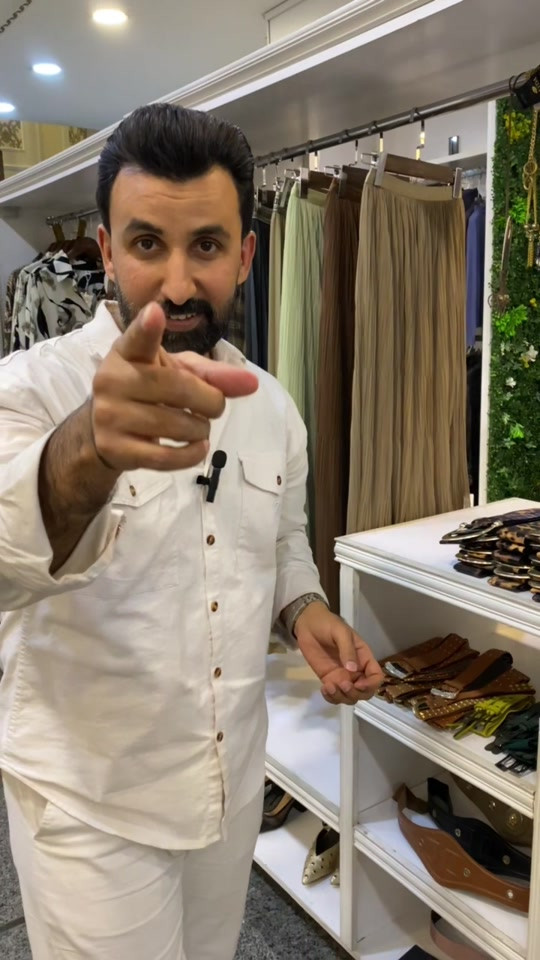 عرض هدية لزبائن ازياء العذراء ويدللون علينه 😍🫰🏼 التنورة 10 الاف بس 💫 فري سايز وخامة راااقية كالعادة ❤️💙 ..  تفاصيل اكثر داخل الفيديو  .. سعر التوصيل 5 الاف دينار  بغداد وكل المحافظات 🚖  العنوان : بغداد الدورة سوق الاثوريين شارع نادي المجتمع العائلي رقم الهاتف ***********___***********. . . . . . . . #ملابس #ازياء #اكسبلور 
