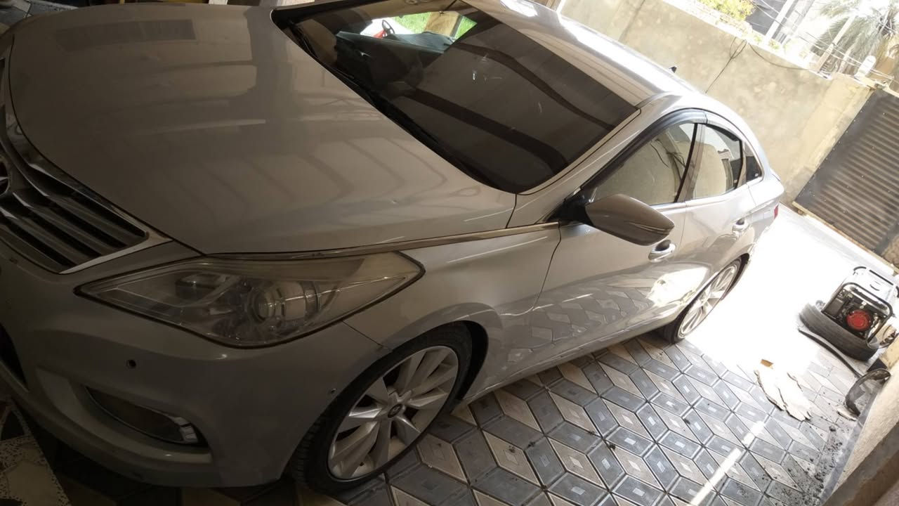 سلام عليكم ازيرا ٢٠١٢ وارد كوري مكينه GDI  6سلندر بلاد بانزين سياره كفاله من ضربه وصبغ ماشيه 250الف لون سلفر بيه جراد بلقماره وصندوق قليل تعرفون لون سلفر تخم تاير جديد حداديه جديده بس اعتقد عندي دبل أمامي واحد بي ضعف من شديته مشط ستيرن كهرباء وجديد شاده محرك مفتوح كازكيت فقط لاتنقيص ولابخار ولا دوانز بانزين عادي معدل يخبل وتراي حلو جدا مواصفات فول عدى بنوراما تبريد تدفئه كشنات حساس أمامي خلفي بلاد برده بلاد برده أبواب بلاد أي بي إس مانع انزلاق كامره اماميه البلاد بس وقفت سياره جاهزه من كلشي رقم بغداد بسمي بيه صبغ دعاميه اماميه بدون ضرب وأركان جاملغات ثنينهم يروح بثنر على كد أربع أصابع سعر 118 وبيه مجال جدا قليل ***********  بغداد الكاظميه وإذا مراوس معه كي5  2025 أو سوناتا 2024
