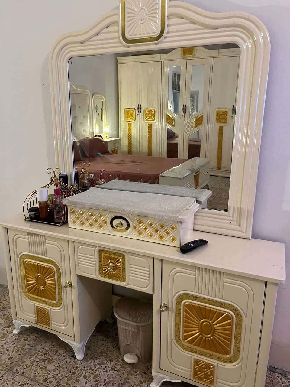 غرفه عراقيه تصميم تركي صارلي ٦  اشهر من مشتريه
غرفه اوف غرفه نضيفه وياها ملحق مال كنتور طلاقتين ممصور غرفه ضخمه رايده مليون  و١٠٠ وبيه مجال بسيط
الاتصال ***********
او المراسله
