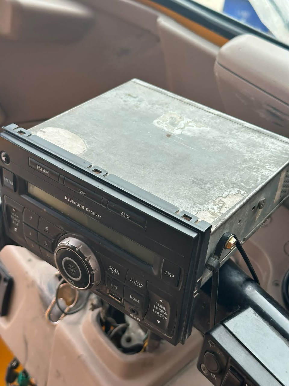 سلام عليكم سماعات ومسجل كامل كلشي مابيهن شغالات صندوك نضيف مدوشم سعرهن ٧٥ وبينه مجال للتواصل ***********
