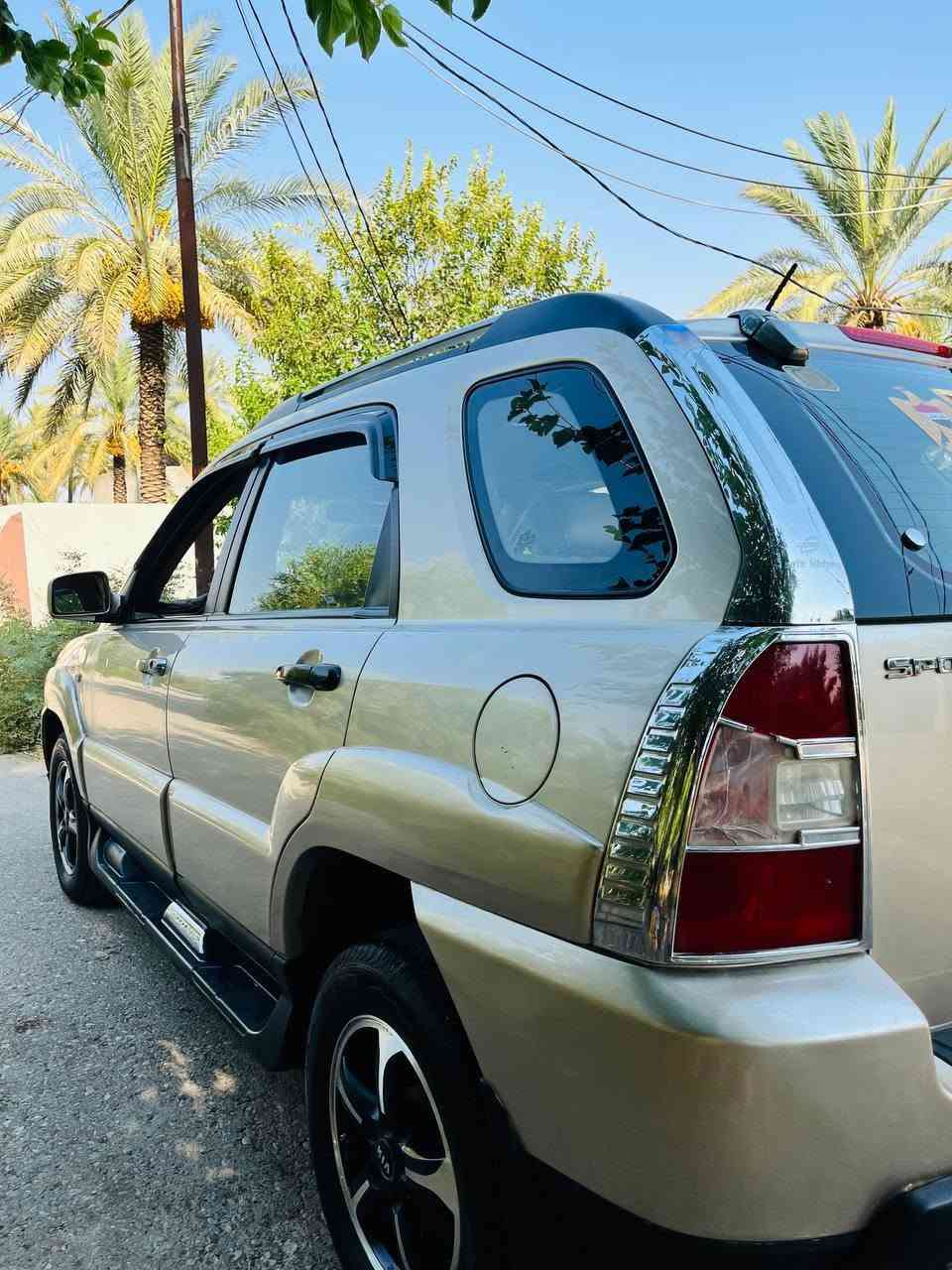 السلام عليكم للبيع سبورتج موديل 2009 رقم ديالى مميز دولي مشروع وطني محرك 2000دوش كشتات جلد تدفئة أمامية خلفية تخم تأير حدادية جديدة بيه 3قطع رش بدون دواخل ونقص التبريد غاز  سعر 96وبيه مجال ***********
