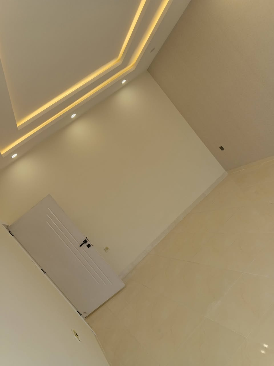 سلام عليكم اسطه صبغ متفرغ حالين وبسعار مناسبه شغل هندسي شرط اتصال ***********

