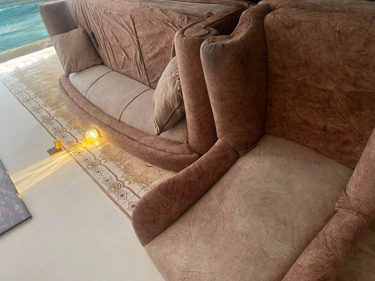 السلام عليكم ميز بلازمه 40 بلازمه عطل بصيط 40 تخم خشب عراقي 10 مقاعد 200 
كاونتر ام ديف اول نصبه اله مترتين ب 200 كومفيره وحده 100 والثانيه 150 ميز طعام مع 3 كراسي 50 سنك 40
واليحب البيت معروض للايجار 100 متر طابق واحد بيت لوحده معتزل 350 اجاره خط وسحب وسخان وموطور وكامل طابق واحد بلعدل الثالث تجيب ملابس وتكعد اخذ فلوس الغراض ***********

نص مكتوب في الصور:
- 10:48 أنت 9/12/26، 9:41 م 0:13 0:00- x1 رد