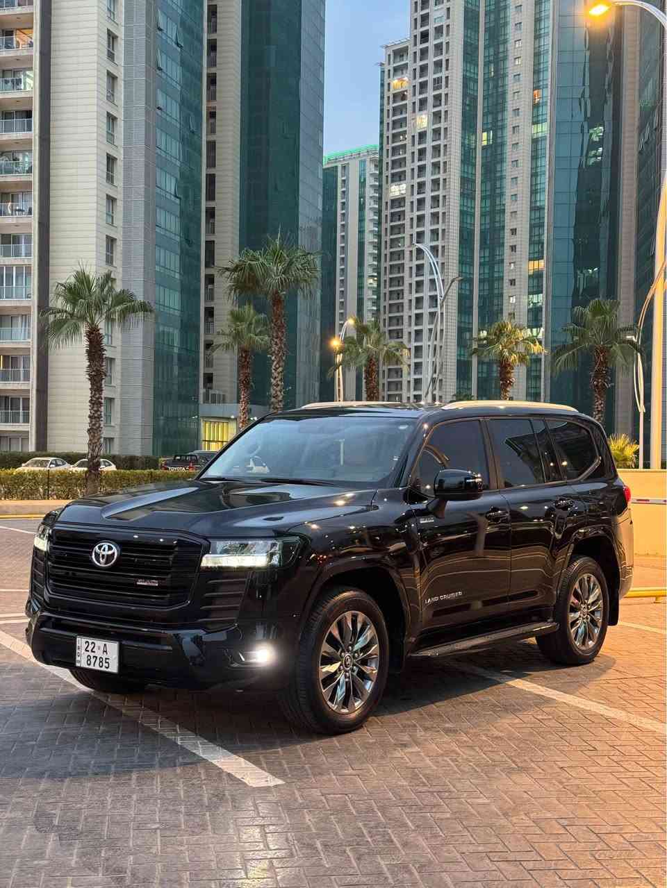 لاندكروز • بلاك ادشن • ٣٠٠٠٠ كم