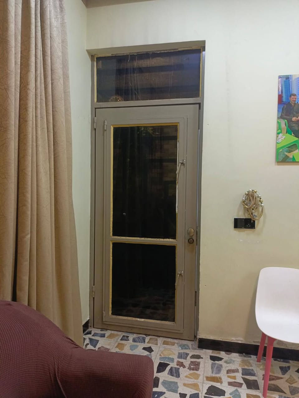 بيت للبيع طابق واحد مساحه 100متر واجه ٧ونزال ١٤يحتوي على طارمه وحمام خارجي وداخلي واستقبال وحولي وغرفة ومنور العنوان الخطيب الزراعي شارع خوله بفرع اسواق عبودي الفرع البصفه للاستفسار الاتصال على الرقم التالي ‏‪***********‬‏
