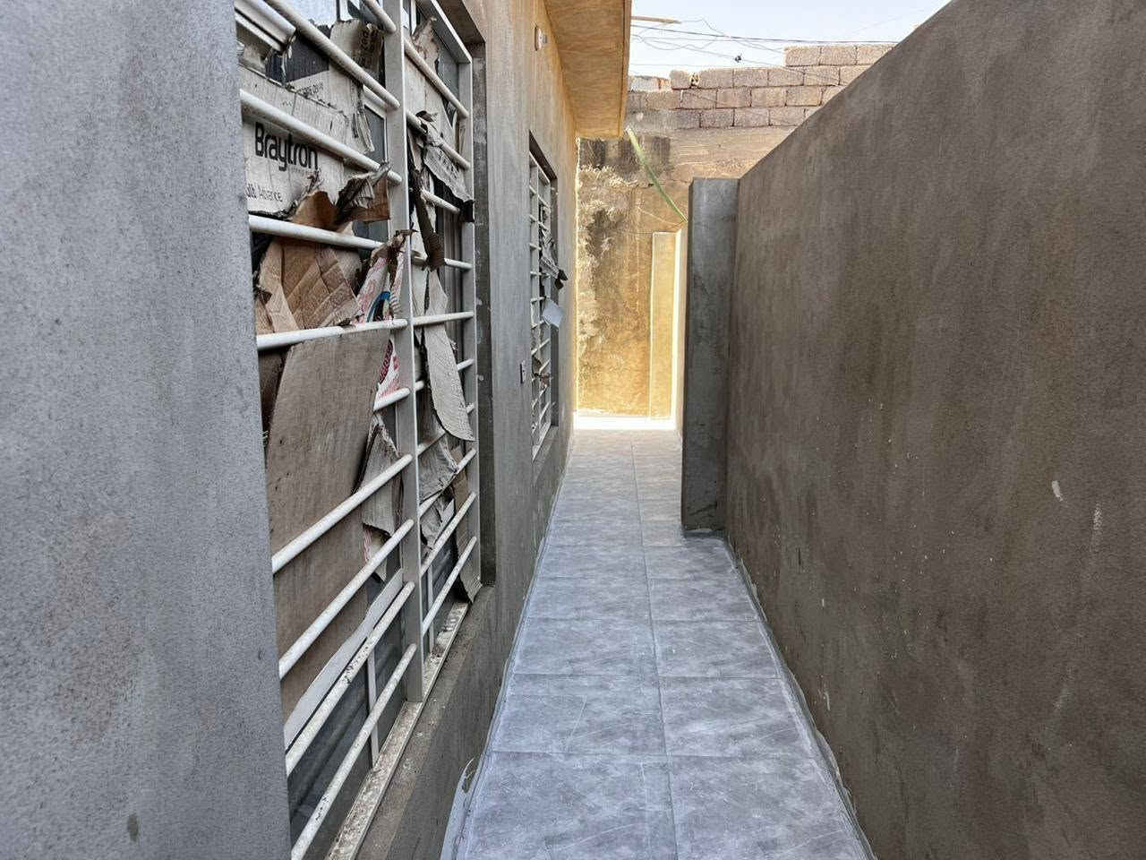 دار للبيع في منطقة القوسيات الدار مساحته 235م يحتوي على غرفتين نوم وأستقبال وصالة ومطبخ ومجمع الصحيات وبيتونة وكراج البيت كامل ملبوخ وبورسلين وسيراميك فقط يحتاج سقوف ثانوية بسعر مناسب جداً للمعلومات الاتصال على الرقم التالي *********** أو ‏ *********** ‏
