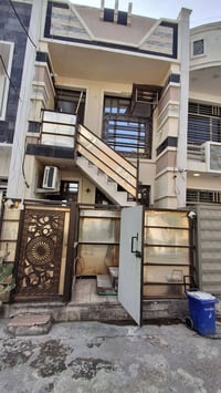 للايجار شقة طابق اول معزول موقع الشارقة قرب مجمع النسيم   07904686638