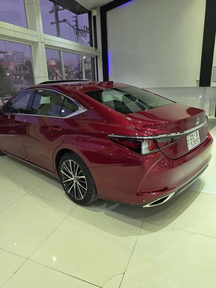 Lexus ES 350 2025 
2000km 
سعر ٣٥٠ ورقة بدون صبغ حادث بسيط 
*********** السليمانية, العراق
