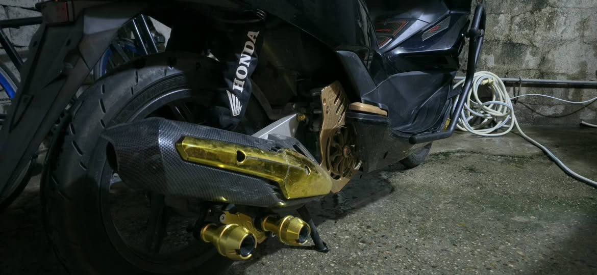 السلام عليكم
PCX 150cc جيل ثاني ياباني

مستعمله مال جناي ما متعوبه  
حساس ازحام/حساس ستاند  
اشاير يمنه يسره شغالات ودبل اشاره شغاله
المازده نظيفه وشغاله بكلايت شغال

دراجه عليها تزويد
عنبار رياضي ذهبي pcx
مسكات سكليتر ذهبيه 
يدات بريك ذهبيه واسود pcx
ستاند صفح 7 الوان وعليه اضافات اسود وذهبي
مروحة راديتر  ذهبي
قبق ستيرن مال جيل 5
جامه اماميه كاربون بيها مرايات 
صوندات اكسل ذهبيه 
جانبيات تجوات دراجه صفح ذهبي
واقية صالنصه كاربون وذهبي
تجوه رياضي 
سستم صوت سماعتين  دبل
GPS شريحه ينربط ويتفعل
لزكات كاربون فايبر واحمر على قبق البانزين والجوانب
كشن رياضي الاصلي مو العادي 
وبيها شوته رياضي على شكل صالنصه لكن شايلها وحاط البلادي  انطيها الك ويا دراجه
كلج امامي رياضي اجه بيها من البلاد

بيها تغليف دبلات خلفي قماش مكتوب عليها هوندا 

وبيها طوبات ذهبيه وتزويد ذهبي يم الويل الامامي

وتغليف دبلات ذهبي  امامي

درع اصلي تايلدني القوي 

تغليف مكان جوزه ذهبي

كفرات نظافه 95% بيها ضربات من جوه ما مبينه + بيها سيم المتوصل بالمسكه مال بريك انشلع 

دراجه مكفوله واكفلك من السرقه  وتجي تاخذها من باب البيت

بيها اوراق وصل شراء و منفيست و اوراق المزاد اليابانيه

ممشى دراجه 62 الف

مكاني بغداد الكرخ الاولى شالجيه

للتواصل والاستفسار واتساب او اتصال على رقم هذا فقط. ***********
