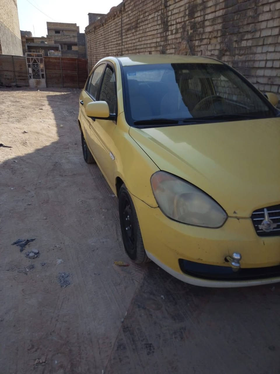 أكسنت موديل 2011 ليموني خليجي الشركة العامة بيها  تبديل جاملغ امامي بدون دواخل وشوية صبغ ربع الباب الخلفي رقم بغداد محرك ١٦٠٠ كير وتبريد كله تمام سكن بغداد حي الأعلام سعرها 77 وبيها مجال للطيبين للتواصل اتصل ***********

