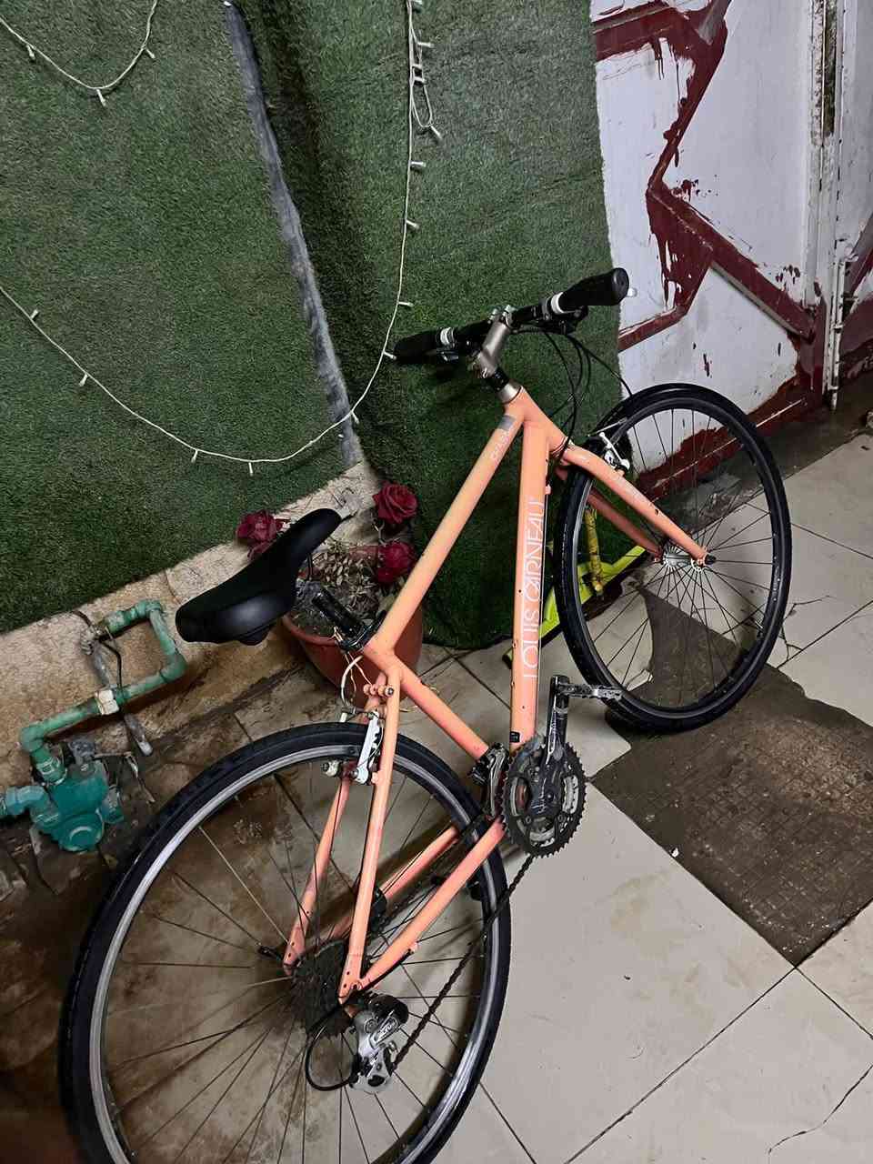 للبيع بايسكل هجين أصلي شركة لويس غارنو (Louis Garneau Chasse) غنية عن التعريف 🚲✨
النوع: Louis Garneau - Chasse (ماركة كندية أصلية)
الحالة: بالة جديد نظيف ووضعيته واضحة بالصور، جاهز للاستخدام مباشرة.
اللون: وردي غامق مميز 🩷
حجم العجلات: 700c (إطارات سريعة وخفيفة للطرقات والمدينة).
السرعات: 8 نمر (شيمانو Shimano أصلية لتسهيل الصعدات والسرعة).
البريكات: وكالة (أصلية وشغالة بامتياز).
المادة: شاصي ألومنيوم خفيف ومتين، ومزود بستاند جانبي.
📍 الموقع: بغداد - ملحانية الضباط - مقابل حي الحسين
💰 السعر: 150 ألف دينار عراقي (وبي مجال للشراي)
📞 للاستفسار والاتصال: ***********
