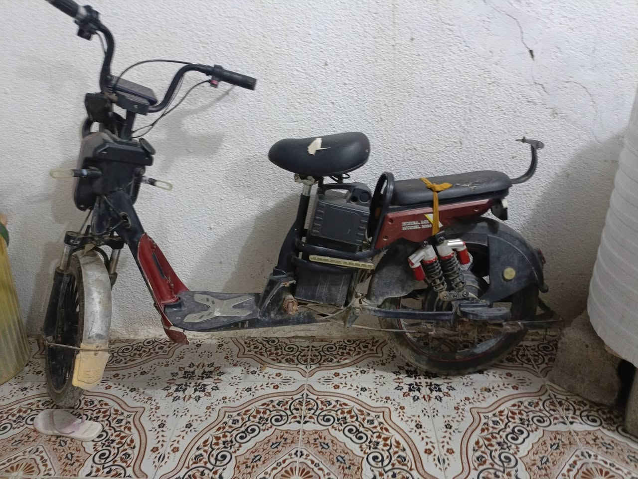 سلام عليكم دراجة جديدة موديل ٢٤ جديدة بطاريات هابطة تمشي بس شي قليلة شغالة كلها ريمونت اشاير لايت تايرات جديد  كهرباىيات كلة جديد مكاني خالص هبهب سعرها ١٢٥  وبيها مجال  ***********

