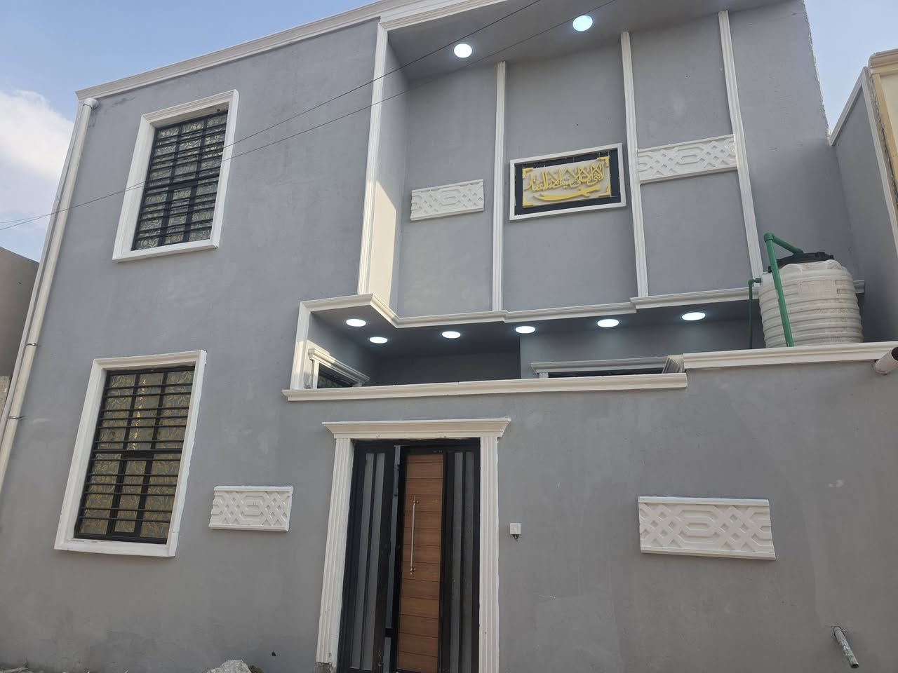 🏠 دار سكن للبيع - البصرة (أبو الخصيب)
​📍 الموقع: البصرة - أبو الخصيب - كوت الحمداني - شارع المحكمة.
🛣️ الميزة: يبعد عن الشارع المبلط تقريباً من 5 إلى 10 أمتار فقط.
📐 المساحة: 100 متر مربع (طابقين).
​تفاصيل البناء:
• الطابق الأول: غرفتا نوم، ديوان، صالة، مطبخ، ومجموعتان صحيتان (داخلية وخارجية).
• الطابق الثاني: غرفة نوم وصالة.
​💰 السعر: 75 مليون (وبيه مجال).
​📞 للاستفسار والتواصل:
*********** | ***********

