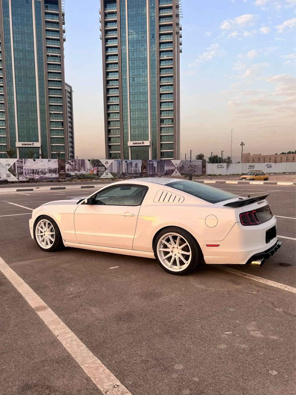 السلام عليكم 
موستنك GT  V8 2013 
رقم بغداد انكليزي
هزة وسنوية جديدة
وارد امريكي حادث جاملغ وبنيد 
والجمالغ الثاني نصبغ بالعراق 
يعني 3 قطع فقط 
كير محرك كهربائيات كفاله 
شباك روش 
دفيوزر روش 
دبات روش
سبويلر شيلبي 
السيارة ستوك بدون تزويد
مكان السيارة بغداد 
السعر 125
*********** بغداد, العراق
