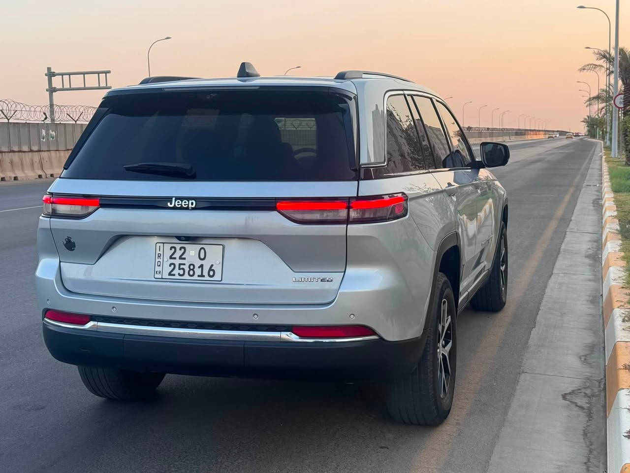 � للبيع جيب شيروكي Limited موديل 2023 – وارد أمريكي

خمسة راكب
 
وارد أمريكي، بمحرك V6 (6 سلندر)، سيارة نظيفة جدًا، استخدام شخصي وجاهزة للاستخدام.

مظلل رسمي وصادره بيها سنويه تظليل من المرور 

المواصفات:

 • فئة Limited

 • محرك V6

 • وارد أمريكي

 • كاملة المواصفات عدا البانوراما

 • كراسي جلد

 • تشغيل بصمة ودخول ذكي

 • تشغيل عن بُعد

 • شاشة كبيرة

 • خمسه خلفية

مرايه كامره خلفيه 

 • حساسات أمامية وخلفية

 • رادار أمامي وخلفي

 • تثبيت سرعة

 • مقاعد كهربائية 

• مع تدفئة  تبريد

• ⁠وخزن ميموري 

شحن واير لس

 • نظام صوت مميز

 • تحكم بالدركسون

 • دبل

رقم اربيل

الممشى:

(حوالي30,000 ميل)

ملاحظة:

السيارة نظيفة جدًا واستخدام شخصي، حادثه موضح بالصور وفيها ضربة بالبنيد والجاملغ كولش بسيطه ، وكل شيء موضح بالصور.

💰 السعر: 27،500 دولار

📍 الموقع: بغداد – السيديه

📞 للتواصل: ***********
