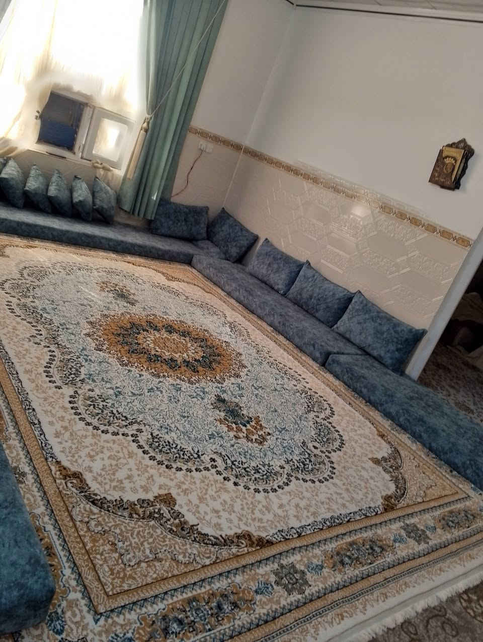 عنوان الإعلان: ديوان أرضي فاخر وأنيق بحالة ممتازة للبيع ✨تفاصيل الإعلان:للبيع جلسة أرضية راقية تتميز بلمسة عصرية وتصميم يجمع بين الأناقة والراحة:اللون والتصميم: قماش فاخر باللون الأزرق الفيروزي (الكناري) الساحر، الموشى بنقوش هادئة تضفي اتساعاً وجمالاً على الغرفة، متناسق تماماً مع الديكورات الكلاسيكية والحديثة.الدواشك (المقاعد): عدد 6 دواشك إسفنج ضغط عالي ثقيل، مريحة جداً وتتحمل الاستخدام الطويل دون أن تهبط، مما يضمن قواماً ممشوقاً ومرتباً للجلسة دائماً.المساند والمخاد: عدد 12 مخدة مريحة بحجم كبير وتصميم كلاسيكي يمنح الظهر دعماً ممتازاً وجلسة مريحة وممتدة.الكوشات: عدد 6 كوشات زينة أنيقة بنفس النقشة لإكمال المظهر الفخم والجمالي للجلسة.الجلسة نظيفة جداً وبحالة شبه جديدة (نفس مظهر الصورة تماماً)، وتمنح المكان فخامة المجالس العربية الأصيلة بلمسة عصرية.
السعر 400الف
***********
