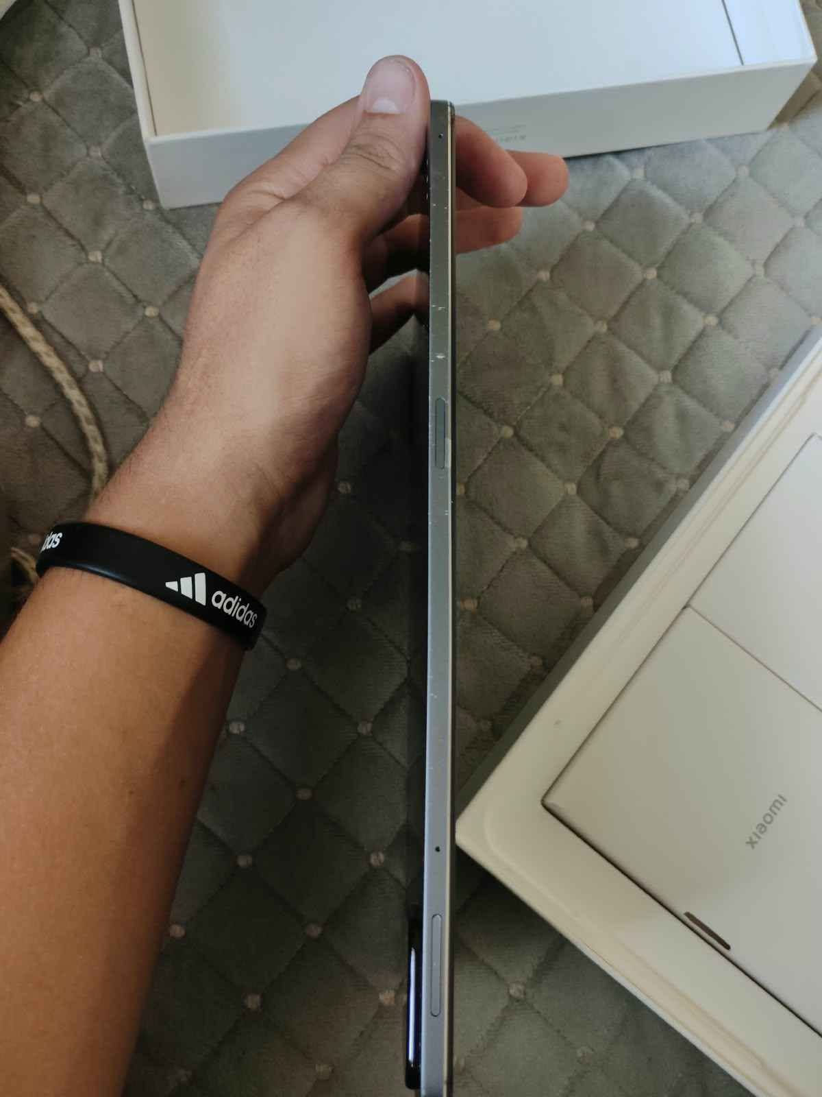 للبيع: Xiaomi Pad 6 (شاومي باد 6) 🔥
نظافة:90% واضح ب الصور 
تابلت ألمنيوم فخم، مثالي للدراسة والشغل والألعاب القوية.
الشاشة: 11 بوصة دقة خارقة 2.8K بتردد صاروخي 144Hz لسلاسة تامة.
المعالج: Snapdragon 870 قوي ومستقر بالألعاب والتطبيقات الثقيلة.
الصوت: 4 سماعات ستيريو محيطية بتقنية Dolby Atmos.
البطارية: ضخمة 8840 mAh تدعم الشحن السريع 33W.
الكاميرات: خلفية 13MP (تصوير 4K) + أمامية 8MP للمحاضرات والمكالمات.
يدعم القلم والكيبورد المغناطيسي.
الذاكرة: [256] | الرام: [6GB ]
الحالة: [مستعمل قمة بالنظافة / كالجديد]
الملحقات: [الكرتون، وكفر شفاف،وكفر دفاري الشاحن الأصلي...]
السعر: [355] وبي مجال بسيط 
الموقع: [مكان التواجد / يتوفر توصيل]
📞 للتواصل: [*********** أو الخاص] بغداد, العراق
