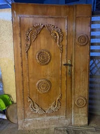 ابواب مستعمله للبيع الاولى باب وربع 120*200 السعر50 الثانيه 190*85 الس...