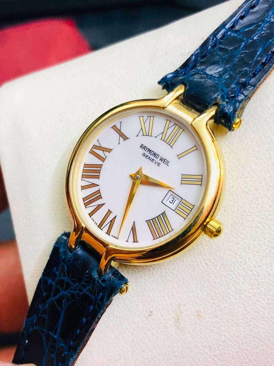 سيت ساعات  رايموندويل جنيف  
‏( RAYMOND WEIL)
رجالي - نسائي - انتاج الثمانيات 
سويسري اصلي- كواتز 
تغليف ذهب عيار 18 - 10 مايكرو 
الجلد مصنوع من جلد التمساح الطبيعي         
لوك غير مستعملة - مخزن 
مع المحفظه الأصلية والكرنتي 
للاتصال ***********
