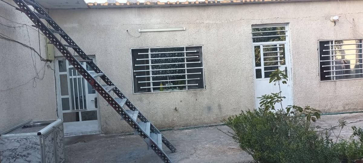 للبيع بيت تجاوز مشمول بل تمليك في الكرخ حي التراث 270 متر  غرفتين ومطبخ وهول وحمام داخلي وحمام خارجي ومخزن ومساحه خلف البيت قابله للبناء ومي وكهرباء السعر 36 مليون وبي مجال للشراي استفسار واتساب *********** لا ايجار ولا اقصاد فقط بيع
