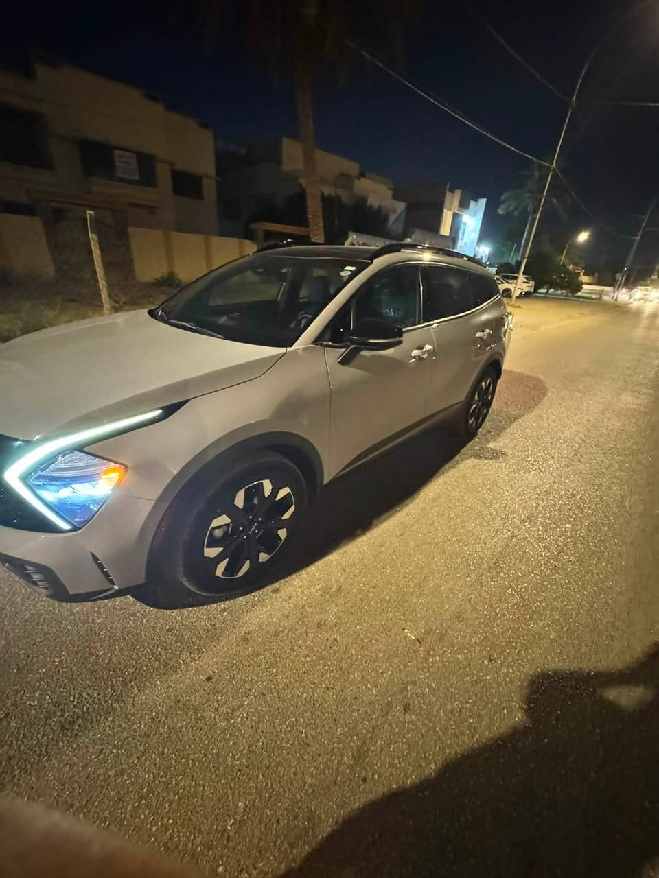 للبيع (كيا سبورتج 2023 فول مواصفات X-Line)
 الموديل: 2023
 الفئة: X-Line (وارد أمريكي)
 الضرر: خفيف جداً والايرباكات سليمة (سيارة نظيفة وصافية)
 الممشى (العداد): 84,000 كم
 المحرك: 2500 
أالمواصفات:
 تصميم X-Line الخارجي المميز بلمسات الأفرود
 فتحة سقف (بانوراما)
 شاشة كبيرة متطورة
 كشنات جلد أصلية
 فول مواصفات بصمة وبدون أي نقص
ملاحظة: السيارة ماشاء الله نظيفة جداً وخالية من أي نقص وجاهزة للدوام أو الفحص.
 السعر: 21,000 دولار (210 ورقة وبيها مجال بسيط )
 للإتصال أو التواصل عبر الواتساب:
***********
