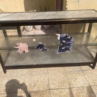 ميز فاترينه • للبيع