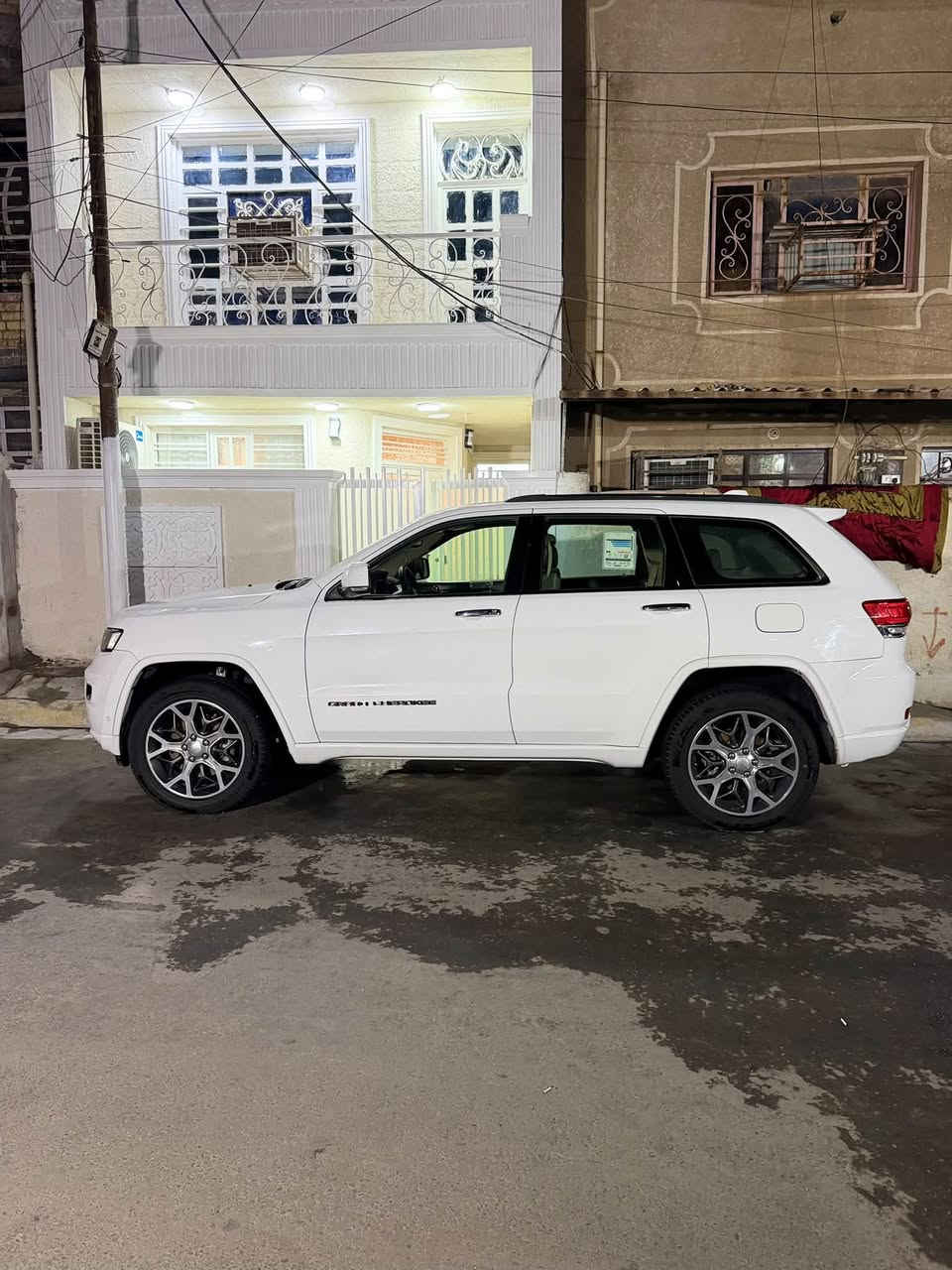 بسم الله الرحمن الرحيم
‏2019 Jeep Grand Cherokee Overland

فول 1/1 

مكفوله خليجي ما عدا شويه بارد وموجودة صور السونار

موديل2019

المحرك : V6.  3.6L . 

المواصفات :

* دفع رباعي 4x4 . جكات

*المرايات الجانبية شفط وقلاب وتعتيم

* تحذير النقطة عمياء ⚠ .

* ويل قياس 20 انج .

* سقف بانوراما . 

* شاشه كبيرة. 

* نظام الخرائط (GPS) .

* ستيرن كهربائي . 

* المصابيح الأمامية زنون .

* كشافات الضباب زنون .     

* تشغيل عن بعد .

* صندوق كهربائي ..

* حفظ وضعيات الجلوس (ميموري) . 

* المقاعد الأمامية كهربائية .

* المقاعد الأمامية تبريد وتدفئة .

* المقاعد الخلفية تدفئة .. 

* حساسات أمامية . 

* حساسات خلفية . 

* كاميرا خلفية .

* تدفئة ستيرن . 

* بخاخ ماء على المصابيح الامامي..

داخل بيجي

ماشيه 160 الف

مكان السيارة بغداد كمب ساره 

السعر ٢٦٠ وبيها مجال 

 الاتصال على الرقم ***********
