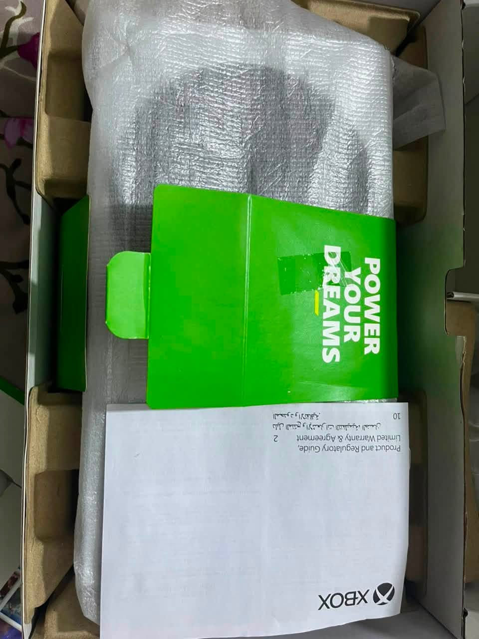 جهاز Xbox Series S 
اصدار 2023 
كامل المحلقات الاصليه وياه + الجهاز ما مفتوح ابد 
ووياه اشتراك كيم باس شهر 
سعر 425 الف 
موقعي مدينة الصدر وما متوفر توصيل تجي تشوفه وتاخذه
للاتصال ***********
