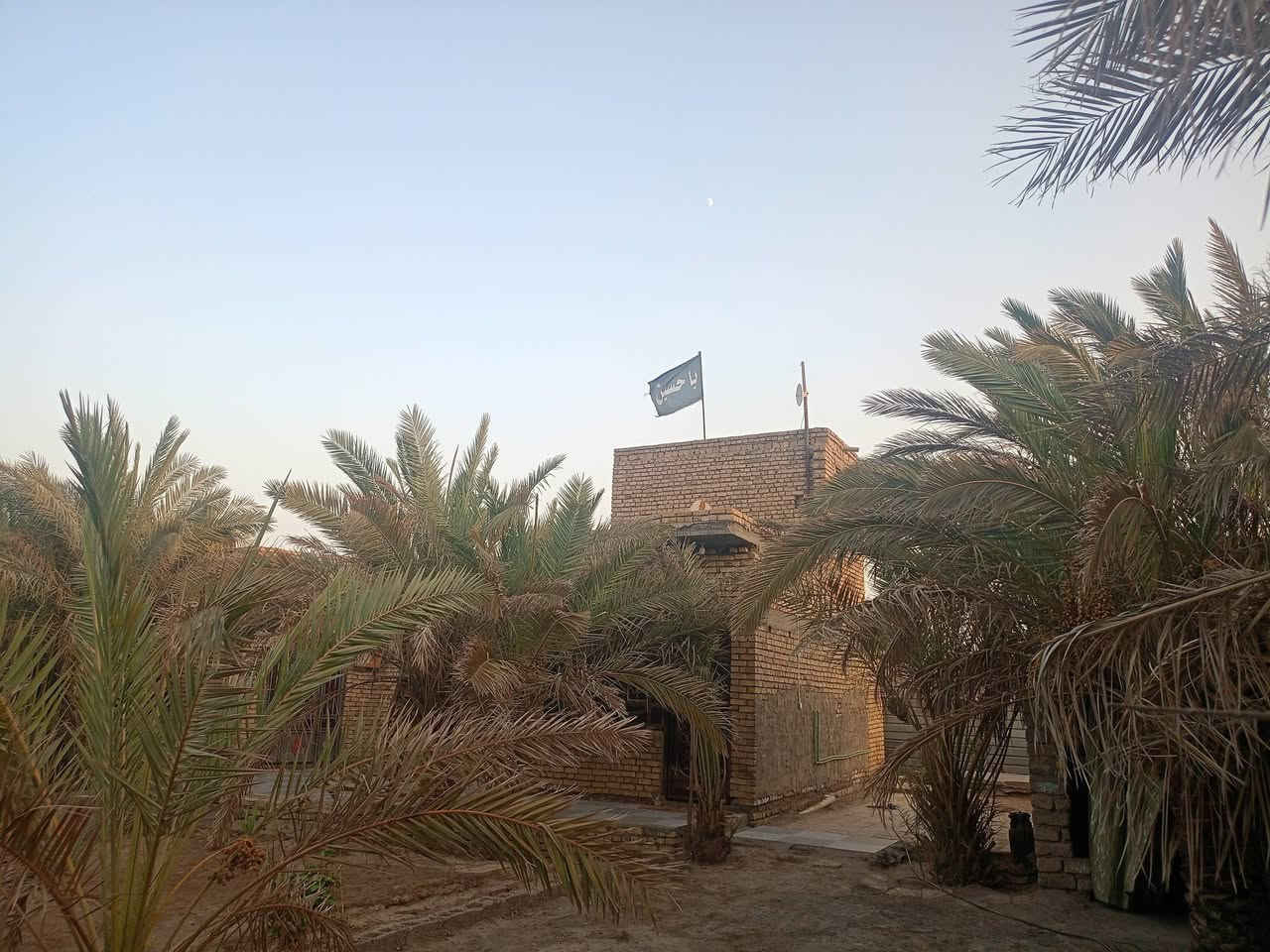 السلام عليكم بيت للبيع مع بستان حديقه چبيره مساحه 1000م
العنوان ناصريه منطقة العكر خلف محطة القطار 

 محتويات البيت صاله 2غرف وديوانيه مطبخ 

وصحيات.  خارجيه  

  مساحة بناء البيت. 200 م. البيت   متوفر بي كافة الخدمات الاستفسار الاتصال على الرقم ***********
