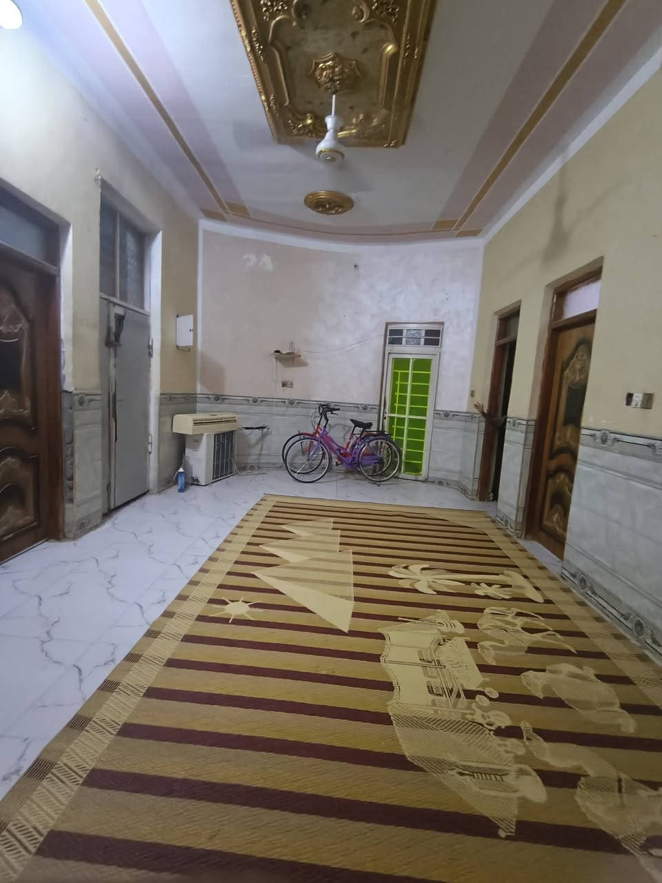 سلام عليكم ورحمة الله وبركاتة 
البيت البيع زراعي مساحة 200 متر 
العنوان البيت الدجين شارع حجي كشكول نهايه التبليط
قرب جعفر ابو الباله ب ركن
سعر البيت 45 مليون وبيه مجال 
رقم الهاتف ***********
البيت غرفتيان او مطبخ كبير وصاله كبيره وبه حديقه بي مخزن
لوحته ام مغاوس بيت نظيف 
🩵🩵🩵
