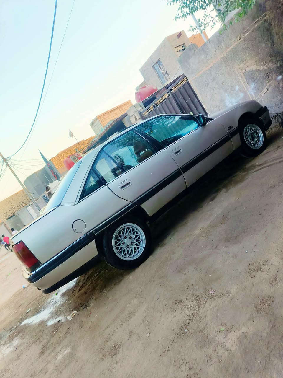 ***********

نص مكتوب في الصور:
- السلام عليكم للبيع اوبل اوميكا موديل 93 رقم نجف تحويل مباشر سنويه 27 فول مواصفات اربع تجاوي فتحه بالقماره كير اوتوماتيك محرك جديد سياره جديده مال جناي حداديه خلفيه واماميه جديده كهربائيات كلها شغاله سعر 20 وبيها مجال مكاني نجف