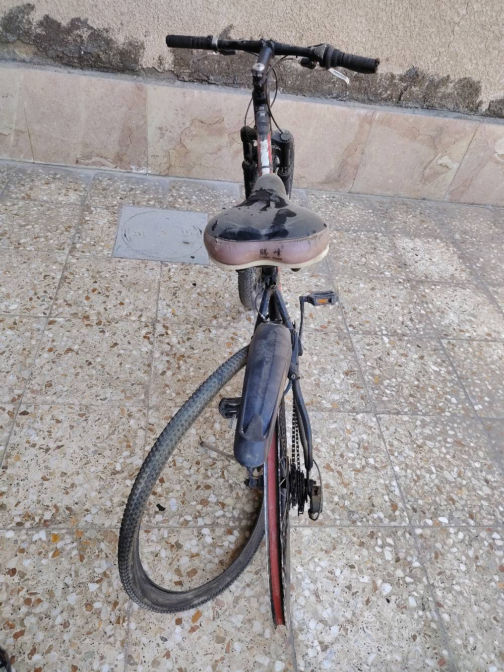 بايسكل للبيع 
البايسكل جديد وكلشي ما بي بس يحتاجله جوب خلفي 
وحجم :  28 
ياباني كنت 
بركات شغاله 
دبلات شغاله 
 
عنواني: بغداد الأمين 
الرقم : ***********
شنو الماركة/الموديل بالضبط إذا تعرفه؟ وهل عليه رقم أو اسم واضح بالإطار؟: 
ياباني كنت 
البايسكل كم عمره تقريباً، واستخدمته لفترة لو شبه جديد من تخزين؟: 
تقريبان سنه
جوب الخلفي تقصد يحتاج تصليح بسيط لو تبديل قطعة؟ وإذا بيه أي نواقص ثانية مثل السلسلة أو الجلات؟: 
تبديل
السعر النهائي شكد؟ وهل بيه مجال للنقاش؟: 
 200000الف وبي مجال