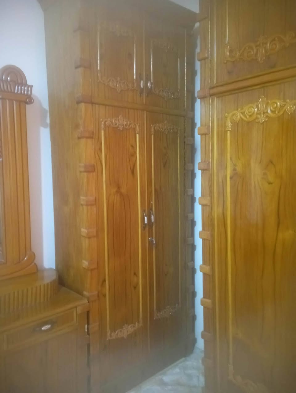 السلام عليكم غرفه اخشاب تسكام الأصلي درجه أوله مستخدمه قليل جدن للبيع سعره ٨٠٠ والله بايعه بربع سعره اليريده يتصل *********** الموشراي لا يشلع كلبي مستعجل عله بيعه

