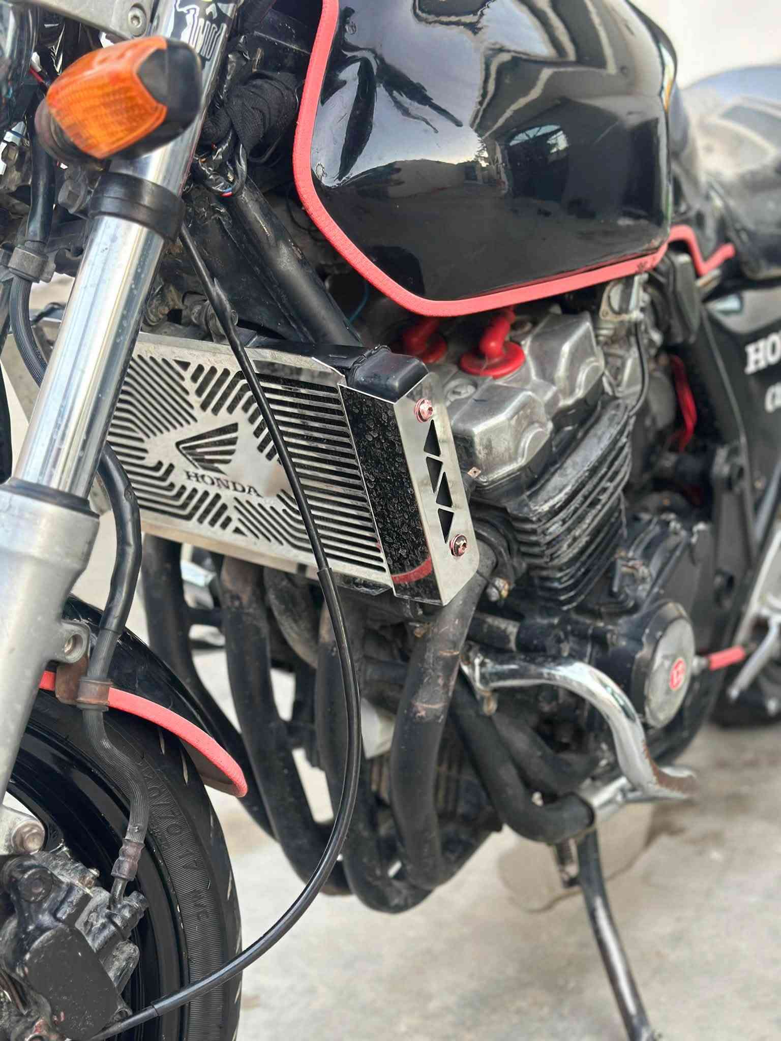 سلام عليكم CB 400✈️🔥 كير محرك شرط ما مفتوح كهربائيات كامل شلعه تخبل🔥
تايرات نضيف دسكات جدد سعر 14$ وبي مجال 

مكاني كركوك ***********
