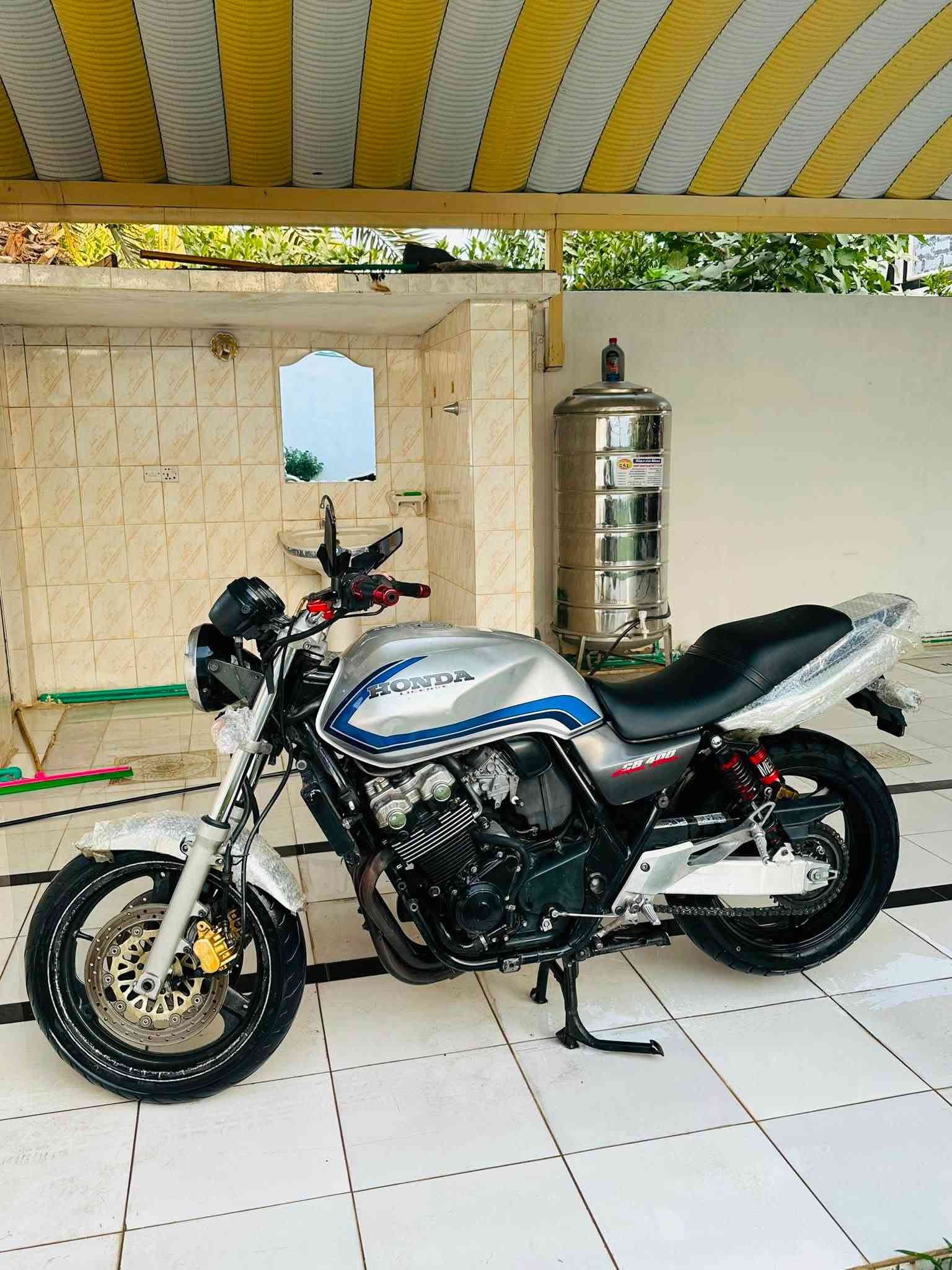 لسلام عليكم 
شباب اليوم جبتلكم cb400 موديل 2004
جيل ثاني هايبر 
حاويه شرط قبل شهرين نازله من لمعرض 
لمزاد مالته موجود 
ماشيه 11 الف حقيقي 
دراجه مزود عليهه من
كلجات رياضي + يدات رياضي + دبلات bm + صالنصه رياضي+ وصالنه كاتم مالت شركه 
دراجه من لمعرض عل بيت شرط كفاله عامه وراح نزل الكم صوره 
رجاءا لحد يكسر بحلال العالم واذا ما تعرف شنو الحاويه وشنو اسعارهن لا تحجي من يمك وتنطي سعر 
مكلف بل نشر رقم صاحب دراجه 
***********

سعر 20 وبي مجال

