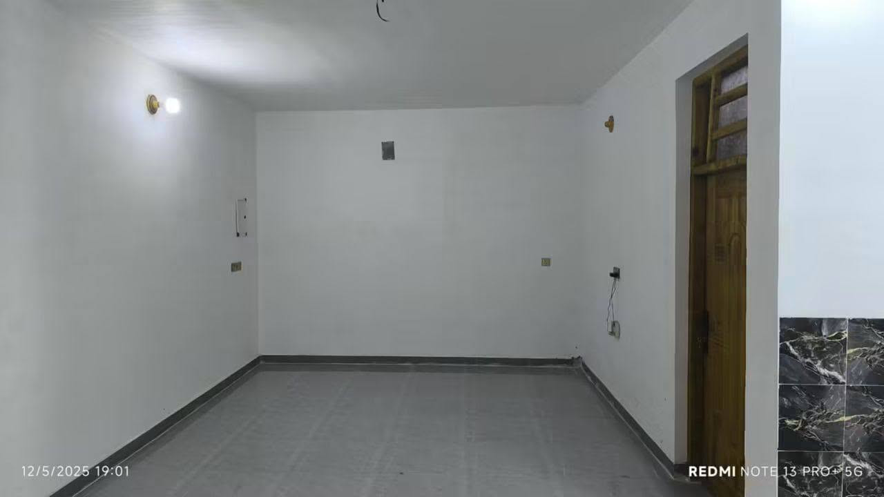للبيع بيت طابو سند باسمي بناء جديدصار 4 اشهر  الكماليه شارع البدالة   هاتف.    *********** 
مساحته203. جبهه 11×18ونص على شارعين الشارع الامامي 15 متر والخلفي 10 متر  فيه اسواق خير من  الله  بنائه من الرفت ارتفاع 40سم وجسور في التسليح يتكون الطابق الاول  2 غرفه نوم 4×4     وصاله 4×7 وترك خلفي على طول البيت الجبهه عرض 1متر ومطبخ حار وبارد 4×3ونص +منور وخدمات مع استقبال 6ونص×4ونص ارتفاع البناء 3.30وبوب خشب ارتفاع 3 متر سيراميك وارضيات درجه اولى مع الممشى الامامي 4×4ونص    الطابق الثاني مثل تصميم الطابق الاول + مطبخ كامل ومؤسس. السطح شتايگر الكهربائيات درجه اولى.   بورد طابق اول وبورد طابق ثاني محجر درج اللمنيوم درجه اولى  البيت  نضام سبالت البناء هندسي

