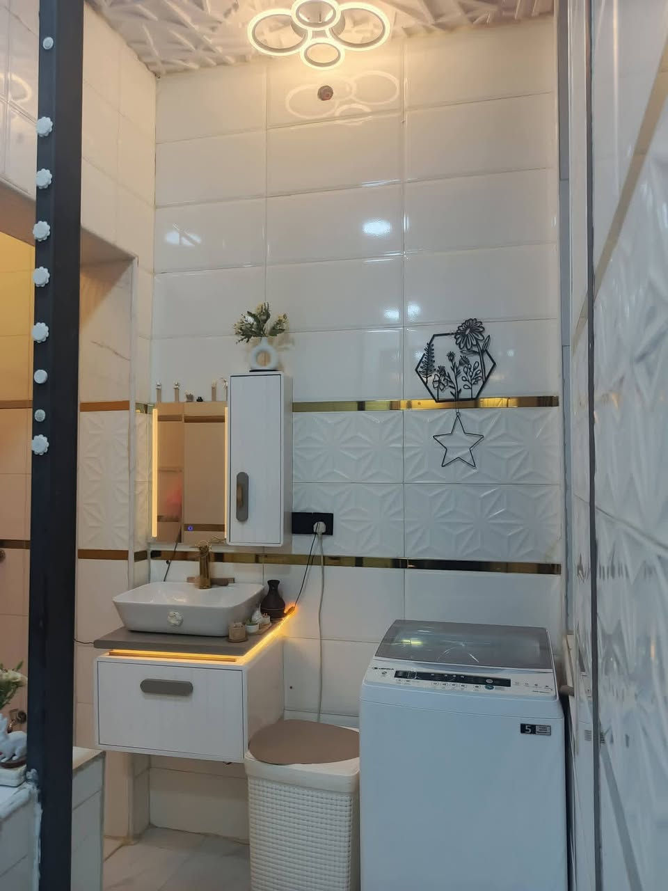 بيت طابو اسهم ركن   للبيع بناء حديث طابوق صب كونكريت شغل درجة اولى فوول مساحة 110 غرفة وصالة وديوانية ومطبخ وحمام داخلي وصحيات خارجية فوك صالة ب المدينة ورا الروف نزلة ثانية خامس بيت عن الروف كلش قريب وخدمات متوفرة كهرباء وماي ومجاري قرب نائب داوود عيدان بيت فوول مواصفات حديث شغل مودرن  السعر 85بي مجال
