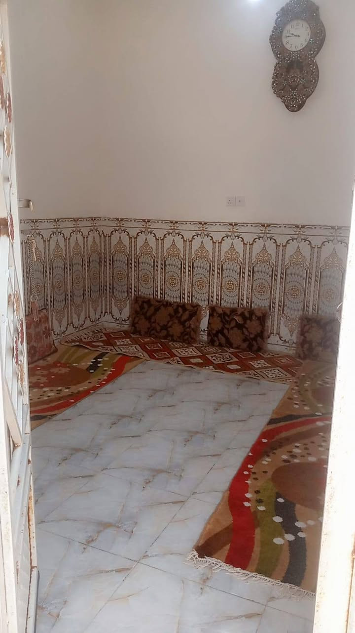 بيت للبيع بناء حديث كونكريت بدايه  في حي الامين الثانيه قرب الشارع الرئيسي 100مترطولاني  التواصل ***********
غرفه+صاله+استقبال +مطبخ+منور+صحيات
