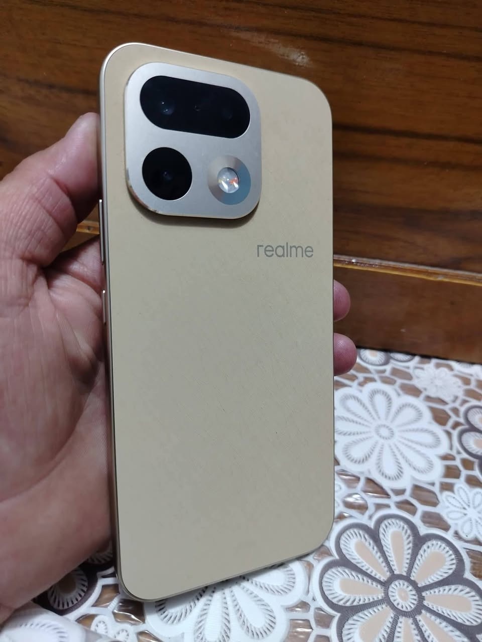 ريلمي 16 برو 5G
بشاشة AMOLED قياس 6.78 بوصة بتردد 144 هرتز، ومعالج MediaTek Dimensity 7300 Max، وكاميرا رئيسية بدقة 200 ميجابكسل، مع بطارية ضخمة بسعة 7000 مللي أمبير تدعم الشحن السريع بقوة 80 واط
السعر 525 قفل 
***********
