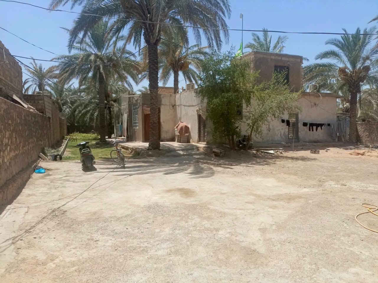 سلا عليكم متابعني. يالله يارزاق
قطعه ارض مساحه 1250طابو زراعي سند 25تحتوي ع 3بيوت 

ألبيت الواحد 200. 🏣 
                           ::::''البيت ثالث 100🏣
البيت ثاني 200🏣
  
                          وتحتوي ع حديقه داخل المزرعه 🏝️

غرفتين وصاله وستقبال وتخاريج.جاهز من كلشي سقوف ثانويه

 اساس صب وسقف صب

غرفتين وصاله وستقبال وتخاريج.جاهز من كلشي سقوف ثانويه

كوفه شارع معمل الموز  علوت الفحل شارع الفلل. 

للستفسار اتصل عل الرقم *********** وتساب
