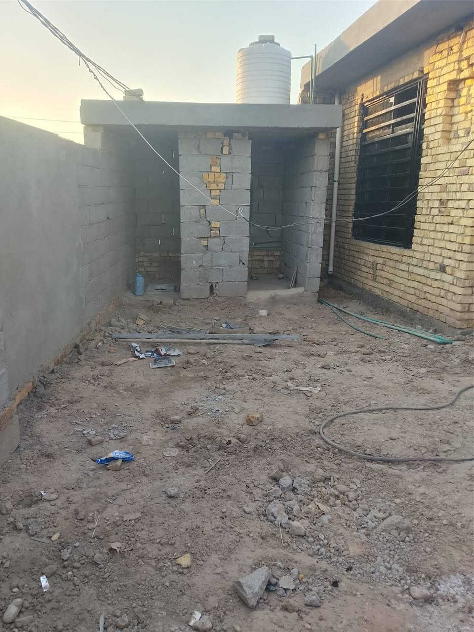 السلام عليكم بيت للبيع مساحه 220 متر بدور نواب ضباط قريب ع مدرسه القلم وقريب ع مستوصف صاله 8 في 5 واستقبال 7 في 4 و3 غرف نوم شارع عرضه 12 مترمجاري مرقم يم قيم مقام عوزه بس سيراميك ارضيه وبياض ملبوخ وجاهز ***********

