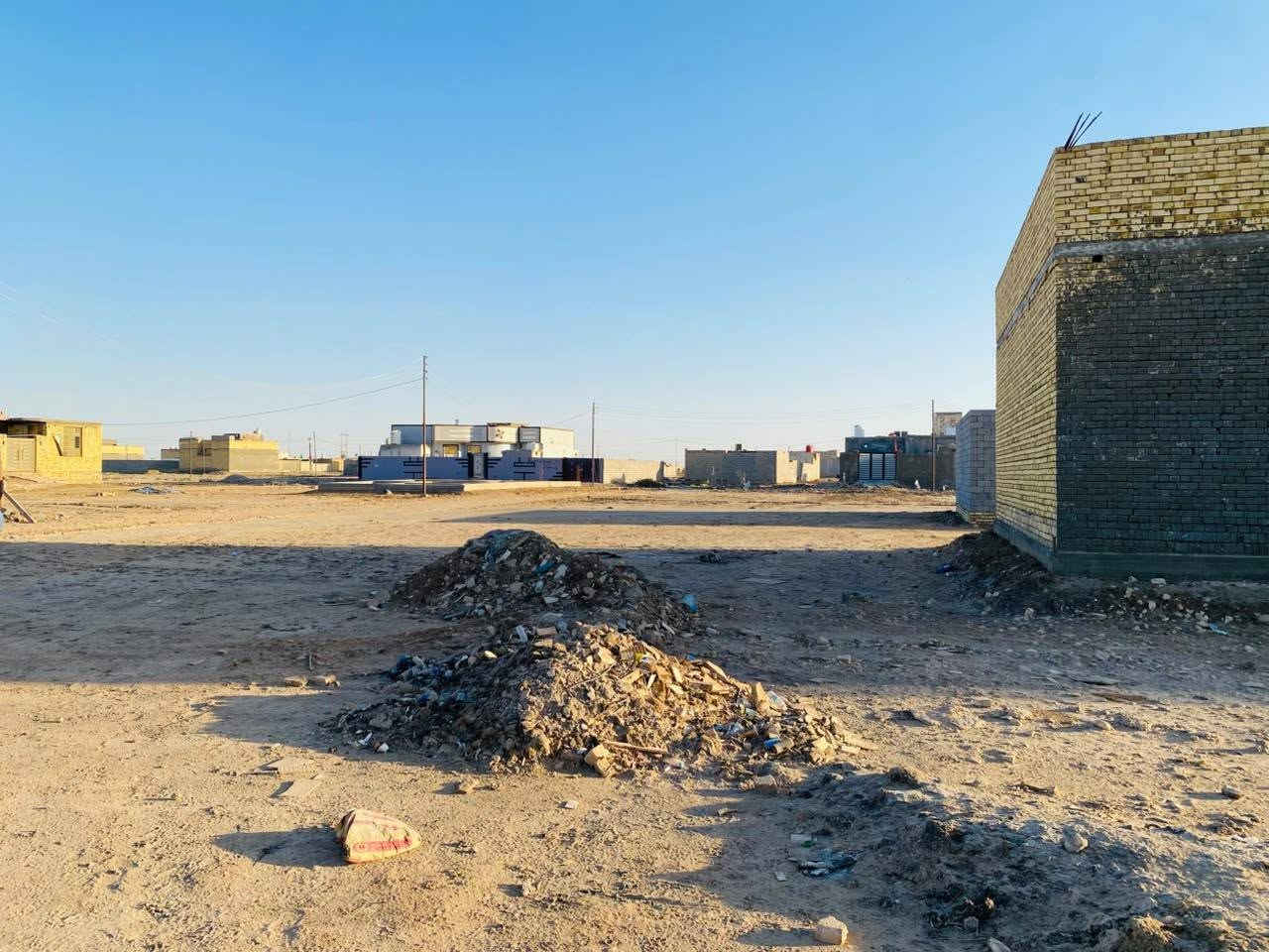 السلام عليكم يوجد لدينا قطعه ارض للبيع في منطقه حي الجوادين خلف بيت الشيخ مباشره على شارع 15 متر مساحه القطعه 200 م بسعر مناسب للاستفسار اكثر اتصال على الرقم التالي ***********@
