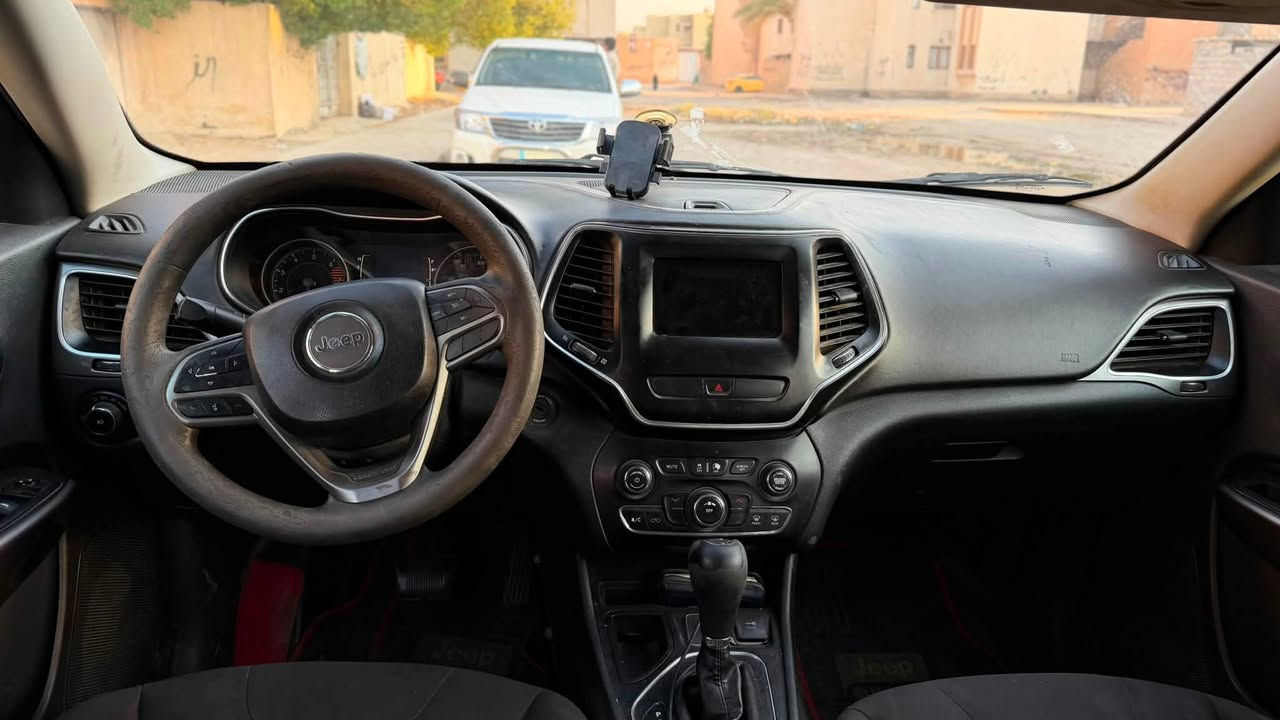 السلام عليكم
جيب شيروكي بزون 2019 
محرك 4 سلندر 
حادثها بنيد ودعاميه 
رقم اربيل تحويل او وكاله حاضر 
سعرها 125 وبيها مجال للاسفسار ***********
